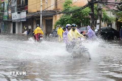 Tuyến phố đoạn dốc Minh Khai liên tục bị ngập khi mưa lớn gây ảnh hưởng lớn đến người tham gia giao thông. (Ảnh: Phạm Tuấn Anh/TTXVN)