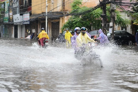 Tuyến phố đoạn dốc Minh Khai, Hà Nội bị ngập sau cơn mưa trưa 4/8. (Ảnh: Phạm Tuấn Anh/TTXVN)