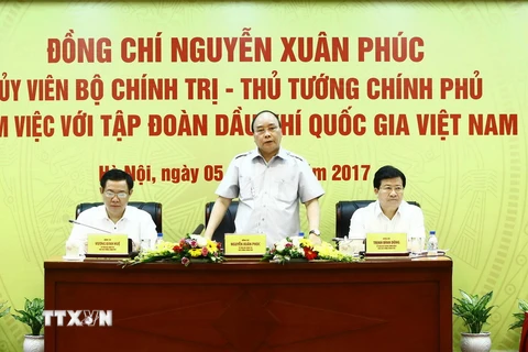 Thủ tướng Nguyễn Xuân Phúc làm việc với Tập đoàn Dầu khí Quốc gia Việt Nam (PVN). (Ảnh: An Đăng/TTXVN)