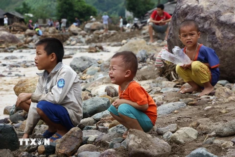 Trẻ em bản Huổi Liếng, xã Năm Păm buồn bã, thẫn thờ sau mưa lũ. (Ảnh: Nguyễn Cường/TTXVN)