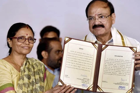 Ông M.Venkaiah Naidu và vợ. (Nguồn: PTI)