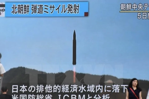 Truyền hình Nhật Bản đưa tin về vụ phóng thử tên lửa đạn đạo liên lục địa lần thứ hai của Triều Tiên tại Tokyo ngày 29/7. (Nguồn: AFP/TTXVN) 