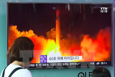 Người dân Hàn Quốc theo dõi trên truyền hình về vụ phóng thử tên lửa đạn đạo liên lục địa lần thứ hai của Triều Tiên tại một nhà ga ở Seoul ngày 29/7 vừa qua. (Ảnh: AFP/TTXVN) 