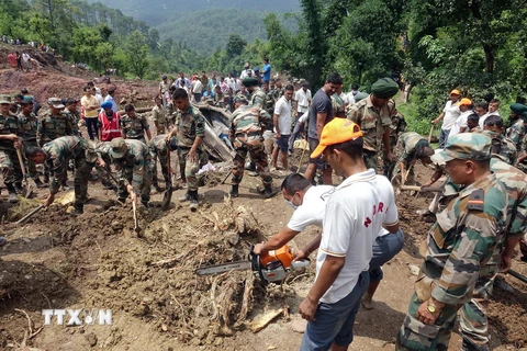 Lực lượng cứu hộ tìm kiếm nạn nhân mất tích trong vụ lở đất ở Mandi, bang Himachal Pradesh, Ấn Độ ngày 13/8. (Nguồn: EPA/TTXVN)