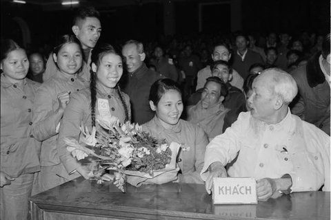 Chủ tịch Hồ Chí Minh nói chuyện thân mật với đại biểu Thanh niên xung phong dự Đại hội thanh niên xung phong chống Mỹ cứu nước toàn miền Bắc (tháng 1/1967). (Nguồn: Ảnh tư liệu TTXVN)