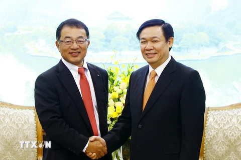 Phó Thủ tướng Vương Đình Huệ tiếp ông Keisuke Nishimura, Phó Chủ tịch điều hành, Thành viên cao cấp Hội đồng quản trị Tập đoàn Kirin, Nhật Bản. (Ảnh: An Đăng/TTXVN)
