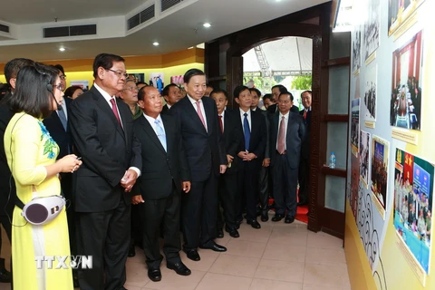 Bộ trưởng Bộ Công an Tô Lâm; Phó Thủ tướng kiêm Bộ trưởng Bộ Nội vụ Campuchia Samdech Krolahom Sar Kheng và Trung tướng Somkeo Silavong, Bộ trưởng Bộ An ninh Lào xem triển lãm. (Ảnh: Doãn Tấn/TTXVN)