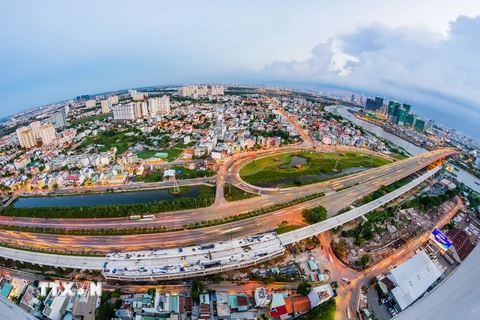 Một góc Quận 2 với tuyến đường xa lộ Hà Nội và tuyến Metro số 1. (Ảnh: Thanh Vũ/TTXVN)