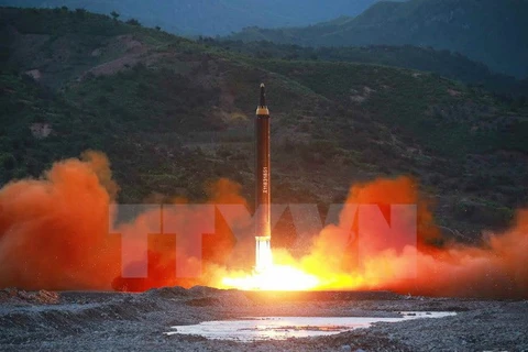 Triều Tiên phóng thử thành công tên lửa đạn đạo đất đối đất Hwasong-12 ngày 14/5 vừa qua. (Ảnh: Yonhap/TTXVN)