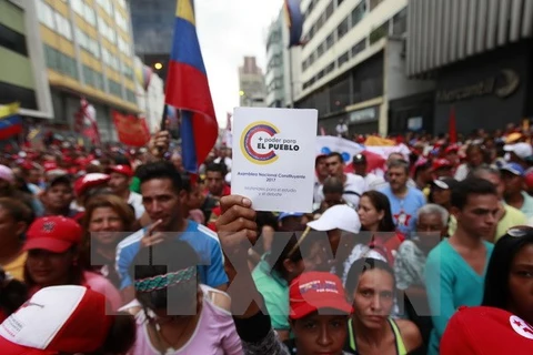Những người ủng hộ Chính phủ Venezuela tuần hành ở Caracas ngày 9/7. (Nguồn: THX/TTXVN)