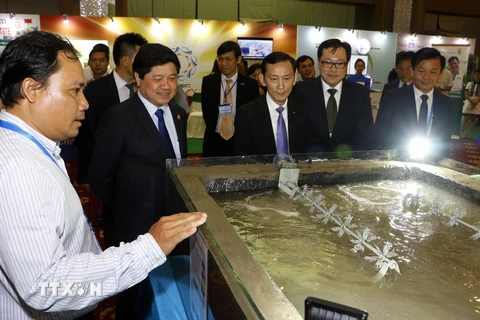 Đại biểu tham quan mô hình nuôi thủy sản của Việt Nam. (Ảnh: Thanh Liêm/TTXVN)