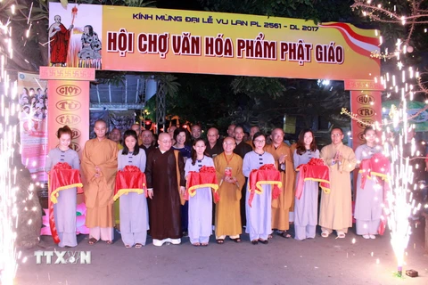 Thượng tọa Thích Nhật Từ, Trưởng Ban Văn hóa Phật giáo Việt Nam Thành phố Hồ Chí Minh (thứ 6 từ trái sang) cùng các giới chức Phật giáo cắt băng khai mạc Hội chợ Văn hóa. (Ảnh: Xuân Khu/TTXVN)