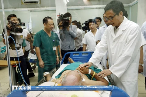 Phó Thủ tướng Vũ Đức Đam thăm các phòng điều trị bệnh nhân sốt xuất huyết tại bệnh viện Bệnh Nhiệt đới Trung ương. (Ảnh: Dương Ngọc/TTXVN)