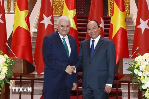 Thủ tướng Nguyễn Xuân Phúc và Thủ tướng Thổ Nhĩ Kỳ Binali Yildirim chủ trì buổi họp báo. (Ảnh: Thống Nhất/TTXVN)