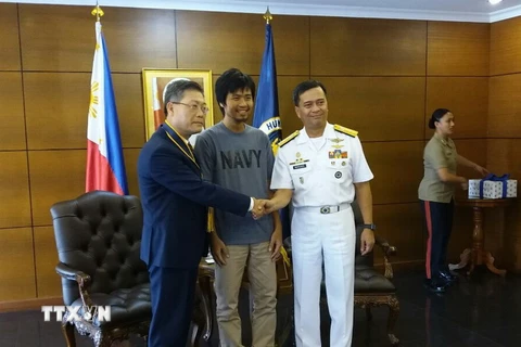 Đại sứ Việt Nam tại Philippines Lý Quốc Tuấn (trái), công dân Đỗ Trung Hiếu (giữa) và Đô đốc, Tư lệnh Hải quân Philippines, Tướng Ronald Joseph S. Mercado. (Ảnh: TTXVN phát)