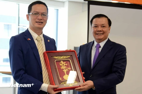 Bộ trưởng Bộ Tài chính Đinh Tiến Dũng trao quà lưu niệm cho Giám đốc FPT Japan Trần Đăng Hòa. (Ảnh: Thành Hữu-Gia Quân/Vietnam+)