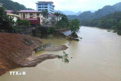 Mưa lớn đã ảnh hưởng đến việc thi công xây dựng công trình kè dọc bờ sông Lô ở thành phố Hà Giang. (Ảnh: Minh Tâm/TTXVN)