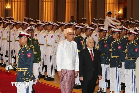 Tổng thống Myanmar Htin Kyaw và Tổng Bí thư Nguyễn Phú Trọng duyệt đội danh dự. (Ảnh: Trí Dũng/TTXVN)