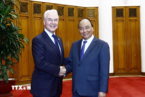 Thủ tướng Nguyễn Xuân Phúc tiếp Bộ trưởng Bộ Y tế và Dịch vụ con người Hoa Kỳ Thomas Price đang thăm và làm việc tại Việt Nam. (Ảnh: An Đăng/TTXVN)