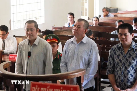 Các bị cáo Thanh (phải), Lân (giữa) và Thành tại phiên tòa, (Ảnh: Thanh Tân/TTXVN)