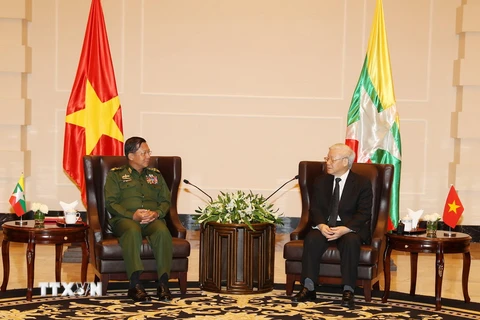 Tổng Bí thư Nguyễn Phú Trọng tiếp Tổng Tư lệnh các Lực lượng vũ trang Myanmar Min Aung Hlaing. (Ảnh: Trí Dũng/TTXVN)