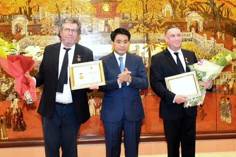 Trao tặng 2 công dân Pháp danh hiệu vì sự nghiệp xây dựng Thủ đô