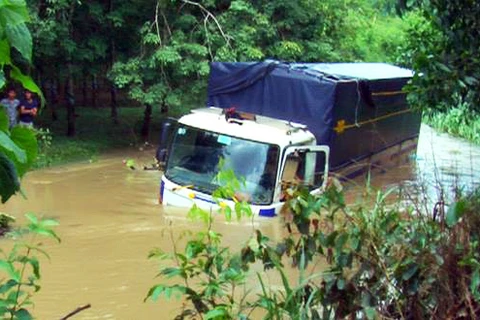 Đồng Nai: Hai xe ôtô chở 9 người bị nước cuốn khi đi qua đập tràn