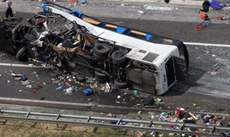 Hiện trường một vụ tai nạn xe buýt tại Iran. (Nguồn: Ahram Online)