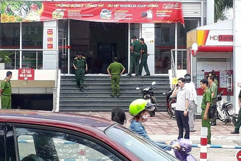 Truy bắt hai kẻ đập vỡ kính, cướp tiền ngân hàng ở Đồng Nai