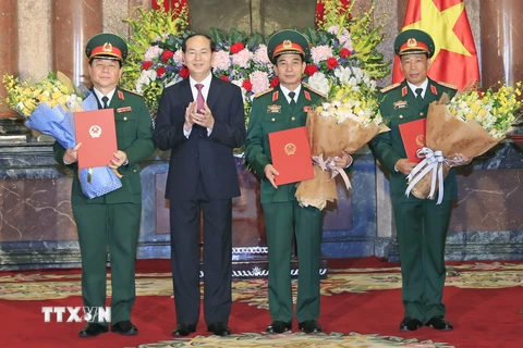Chủ tịch nước Trần Đại Quang trao Quyết định thăng quân hàm cho ba sỹ quan cao cấp. (Ảnh: Nhan Sáng/TTXVN)