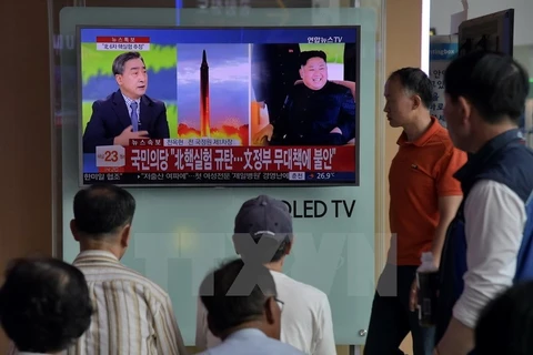 Người dân theo dõi bản tin về vụ thử hạt nhân của Triều Tiên trên màn hình ti vi tại một nhà ga ở Seoul, Hàn Quốc ngày 3/9. (Nguồn: AFP/TTXVN)