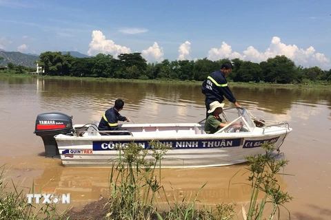 Lực lượng chức năng đưa phương tiện xuống sông tìm kiếm người mất tích. (Ảnh: Công Thử/TTXVN)