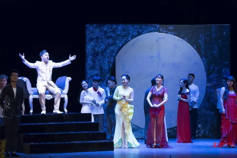 Một cảnh trong vở hài nhạc kịch 'Con Dơi' do các nghệ sỹ Nhà hát Giao hưởng Nhạc Vũ Kịch Thành phố Hồ Chí Minh biểu diễn. (Ảnh: N.Tân)