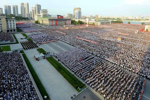 Một buổi míttinh của hàng chục nghìn người dân Triều Tiên tại Quảng trường Kim Nhật Thành. (Nguồn: Reuters)