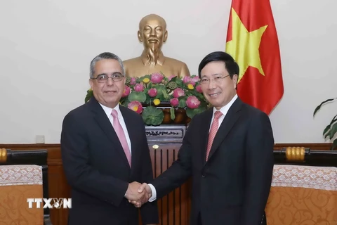 Bộ trưởng Bộ Ngoại giao Phạm Bình Minh tiếp Thứ trưởng thứ nhất Bộ Ngoại giao Cuba Mercelino M.Gonzalez nhân dịp ông sang thăm và làm việc tại Việt Nam. (Ảnh: Phương Hoa/TTXVN)