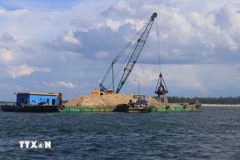 Nạo vét luồng vào cảng Cửa Việt. (Ảnh: Hồ Cầu/TTXVN)