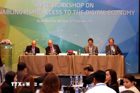 Chủ tọa Hội thảo APEC kinh tế số tham gia thảo luận. (Ảnh: Thanh Vũ/TTXVN)