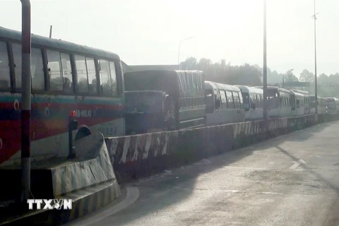 Các phương tiện xe ôtô ùn tắc tại trạm thu phí Biên Hòa. (Ảnh: Công Phong/TTXVN