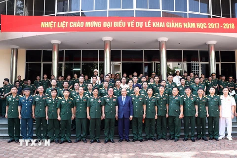 Thủ tướng Nguyễn Xuân Phúc với các đại biểu dự buổi lễ và các học viên năm học 2017-2018. (Ảnh: Thống Nhất/TTXVN)