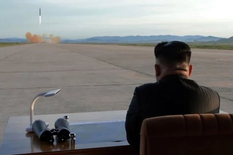 Nhà lãnh đạo Triều Tiên Kim Jong-un theo dõi phóng thử tên lửa Hwasong-12. (Nguồn: Reuters)