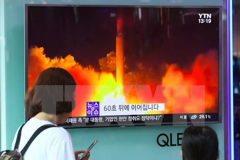 Người dân Hàn Quốc theo dõi trên truyền hình về vụ phóng thử tên lửa đạn đạo liên lục địa lần thứ hai của Triều Tiên tại một nhà ga ở Seoul. (Nguồn: AFP/TTXVN) 