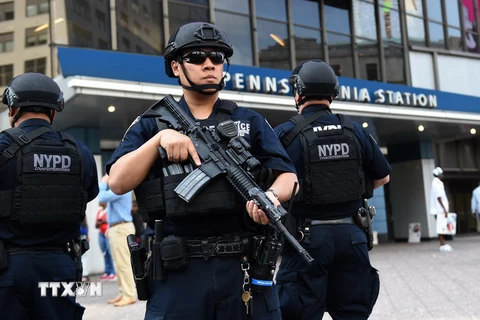 Cảnh sát New York gác bên ngoài nhà ga Penn ở New York. (Nguồn: AFP/TTXVN)