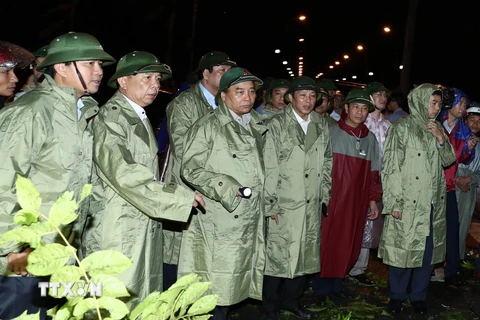 Thủ tướng Nguyễn Xuân Phúc đi kiểm tra công tác khắc phục hậu quả cơn bão số 10. (Ảnh: Thống Nhất/TTXVN)