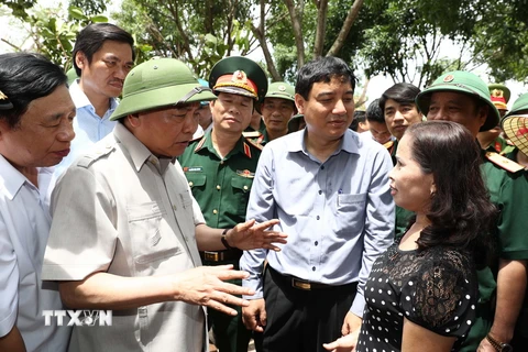 Thủ tướng Nguyễn Xuân Phúc kiểm tra công tác khắc phục hậu quả cơn bão số 10 tại Trường Tiểu học Nghi Hải, thị xã Cửa Lò. (Ảnh: Thống Nhất/TTXVN)