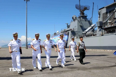 Sỹ quan và thủy thủ tàu Hải quân Hàn Quốc đến thăm hữu nghị thành phố Đà Nẵng. (Ảnh: Trần Lê Lâm/TTXVN)