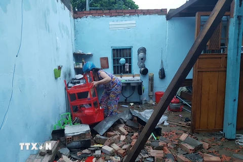 Nhiều đồ đạc, vật dụng của một nhà dân bị hư hại do lốc xoáy. (Ảnh: Nguyễn Dũng/TTXVN)