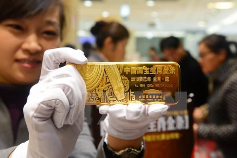 Vàng được bán tại một cửa hàng ở Bắc Kinh, Trung Quốc. (Nguồn: AFP/TTXVN)