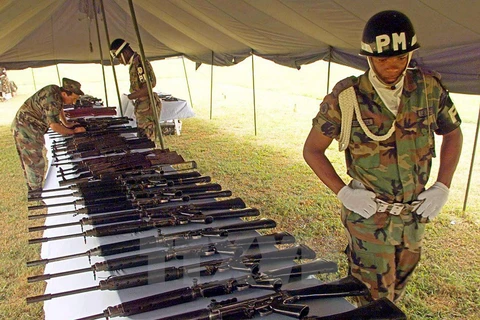 Lực lượng cảnh sát vũ trang Colombia kiểm tra số vũ khí của các tay súng FARC. (Nguồn: AFP/TTXVN)