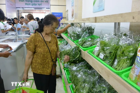  Cư dân chung cư Trung Hòa-Nhân Chính mua hàng tại siêu thị. (Ảnh: Nguyễn Cúc/TTXVN)