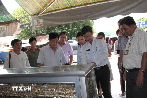 Đoàn kiểm tra liên ngành Trung ương về vệ sinh an toàn thực phẩm kiểm tra tại một cơ sở sản xuất và kinh doanh bánh Trung thu. (Nguồn: TTXVN)